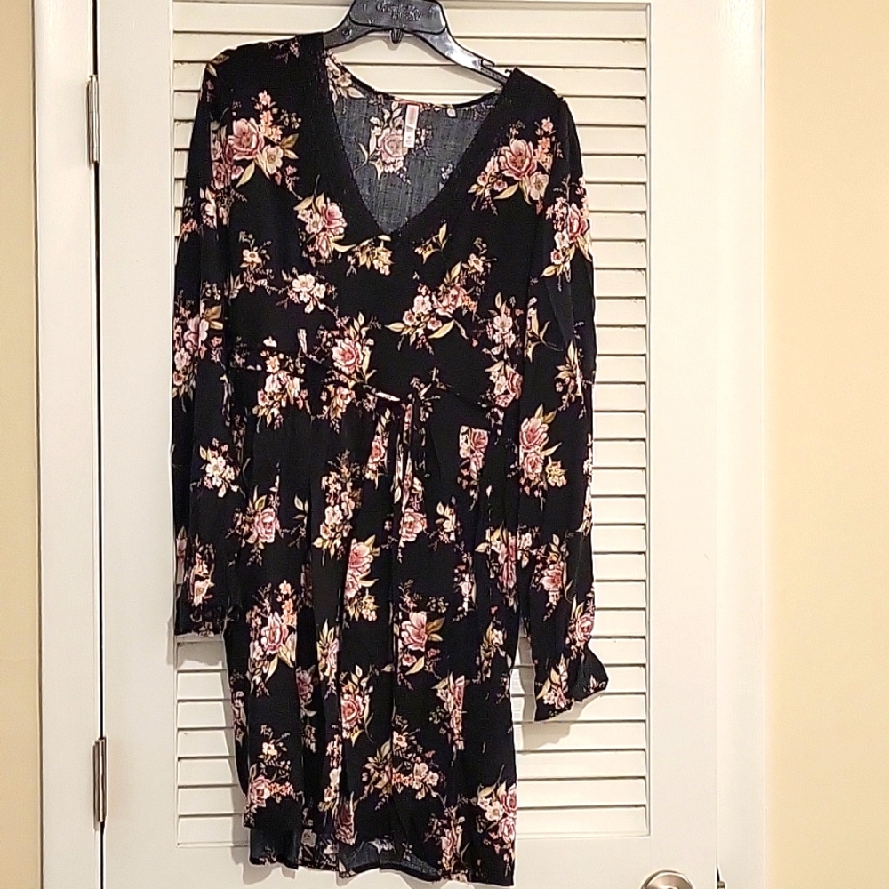 NWOT long sleeve floral dress with tie belt detail Sz M